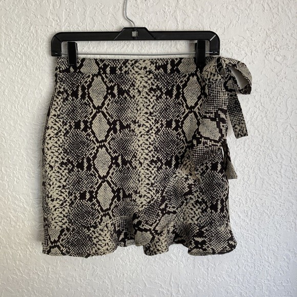 Nasty Gal Snake Skin Wrap Mini Skirt Size 2 Faux Wrap Skirt Full Coverage - Picture 1 of 12